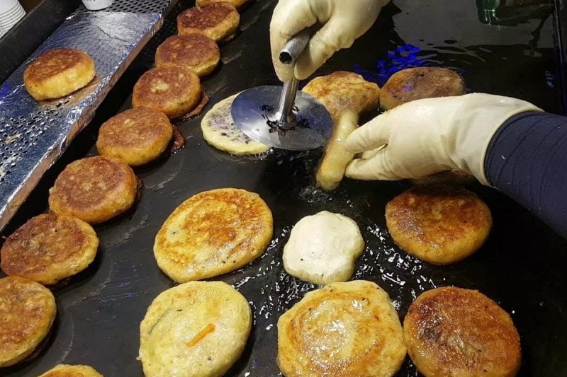 Hotteok (호떡): Sweet Pancakes